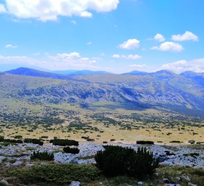 4. den: výhled z vrchu Kovač - vlevo vzadu se tyčí pohoří Pirin