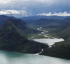 Pohled přes jezero Gjende na jezero Ovre Leirungen a vlevo horu Knutshoe 1 517 m n. m.