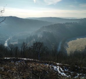 Pohled z vyhlídky Panorama na údolí řeky Oslavy