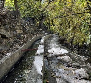 Velká část cesty je lemována kanály na vodu, které dělají ze suchého údolí malou oázu plnou ovoce a zeleniny.