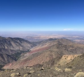 Ohromí nejen výhledem na  zasněžený hřeben nejvyšší hory Atlasu jménem Toubkal, ale také výhledem do rovinaté marocké "pouště".