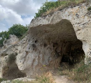 Jeskyně vytesané do skály