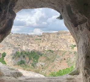 Pohled z jeskyně na Materu