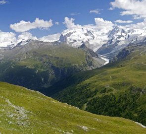 Kousek od Zermattu (dole v údolí), pohled na masiv Monte Rosa