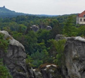 Pohled na zámek Hrubá Skála a nedalekou zřícenu hradu Trosky