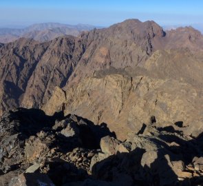 Pohled z vrcholu Jebel Toubkal 4 167 m - Maroko, Vysoký Atlas