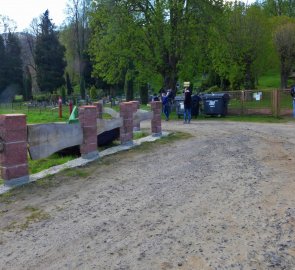 Před hřbitovem ve Sloupu v Čechách pokračujete doleva po modré značce