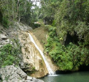 Pohled na jezírko s vodopádem Parque el Cubano