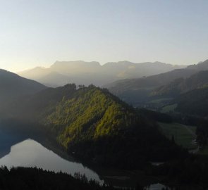 Ranní pohled z klettersteigu na jezero Leopoldsteiner See, v pozadí hlavní hřeben Eisenerských Alp