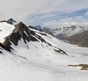 Pohled na horu Fineil Spitze během výstupu na Saykogel