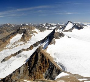 Pohled z vrcholu hory Similaun 3 606 m n. m. směrem na horu Hintere Schwarze