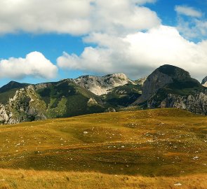 Hřeben Durmitoru z Pivské planiny, vpravo hora Raklje 2 159 m n. m.