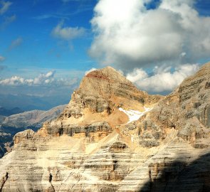 Tofana di Dento 3 238 m n. m. a Tofana di Mezzo 3244 m. během sestupu z vrcholu