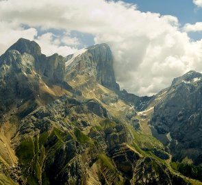 Gran Vernel 3 210 m n. m. a Marmolada 3 344 m n. m. - pohled z vrcholu hory Colac 2715 m n. m.
