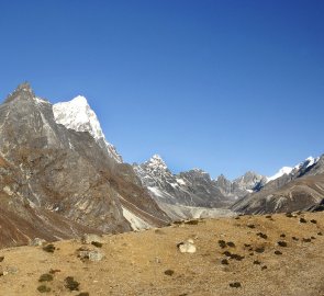 Krajina u vesnice Dingboche, hora vlevo Taboche 6 367 m n. m.