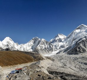 Závěr údolí Khumbu - Gorak Shep, hora vlevo Pumori, vpravo Nupce, tmavý brdek Kala Pattar