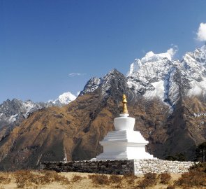 Posvátná stupa a hory Kangtega a Ama Dablam