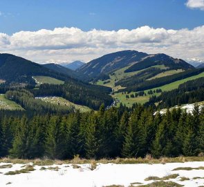 Pohled na horské údolí mezi sedlem Sommeralm a střediskem Teichalm