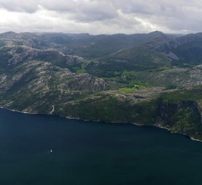 Výhled na Lysefjord z Preikestolenu