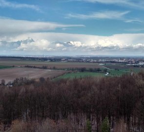 Výhled z rozhledny na Chrudim a Pardubice