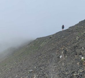 The final metres to the Chauchi saddle were obscured by a cloud