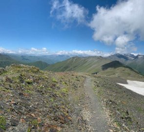 The road from the Chauchi saddle to the valley to the village of Juta