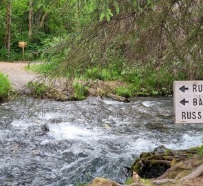 Information signs on the way to the waterfall.