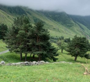 Cesta ze Stepantsmindy ke kostelu