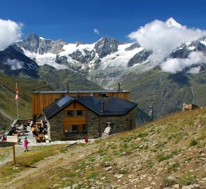 Horská chata Täschhütte ve Walliských Alpách