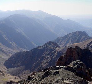 Pohled z vrcholu Jebel Toubkal 4 167 m - Maroko, Vysoký Atlas