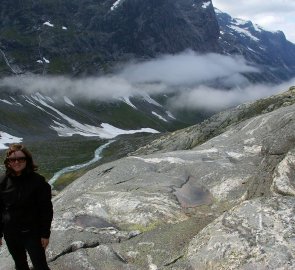 Cesta po balvanech těsně pod jezerem u splazu ledovce Jostedalsbreen