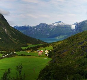 Panoramatický pohled na údolí Erdalen, v dálce vodní nádrž Strynevatnet