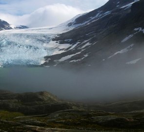 Jezírko u splazu ledovce v Národním parku Jostedalsbreen