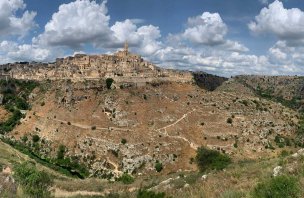 Výlet z města Matera k jeskyním komplexům