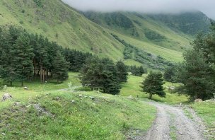 Krátký trek nad město Stepantsminda v Gruzii